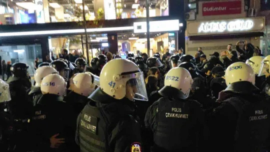 İzinsiz yürümek isteyen gruba polis müdahalesi