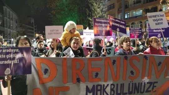 İzinsiz yürümek isteyen gruba polis müdahalesi