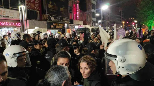 İzinsiz yürümek isteyen gruba polis müdahalesi