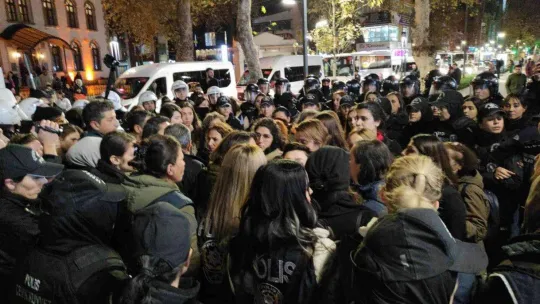 İzinsiz yürümek isteyen gruba polis müdahalesi