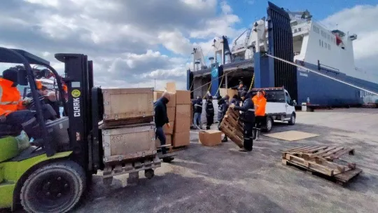 İzmir'den deprem bölgesine yardım gemisi