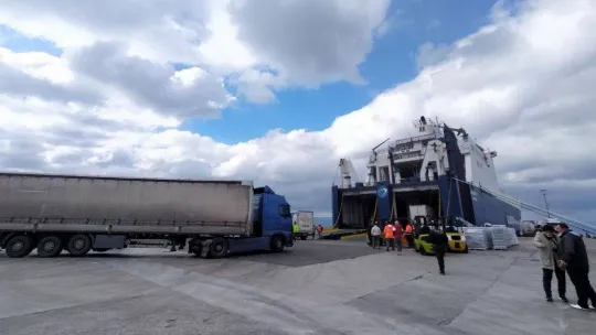 İzmir'den deprem bölgesine yardım gemisi