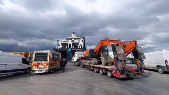 İzmir'den deprem bölgesine yardım gemisi