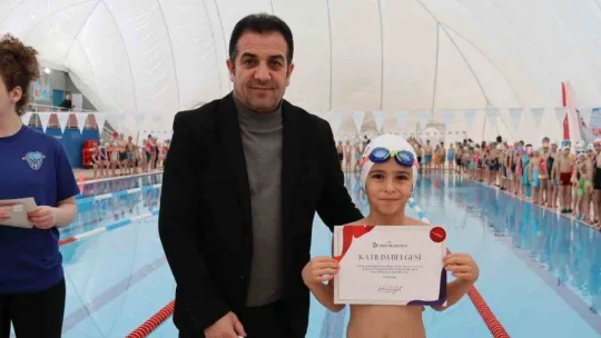 İzmit Belediyesi ile yüzme öğrenen minikler sertifikalarına kavuştu