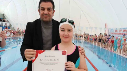 İzmit Belediyesi ile yüzme öğrenen minikler sertifikalarına kavuştu