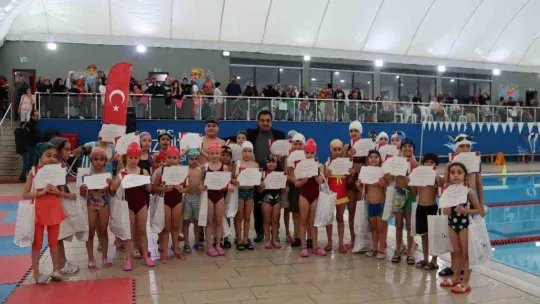İzmit Belediyesi ile yüzme öğrenen minikler sertifikalarına kavuştu