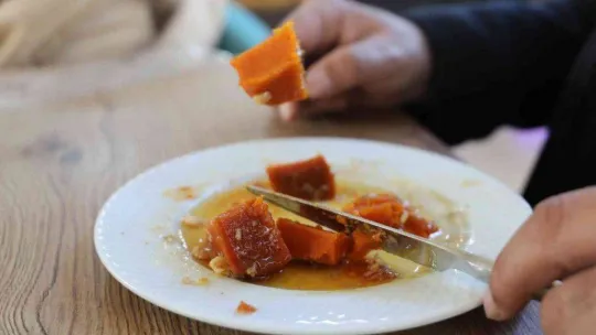 İzmit Belediyesi, kendi ürettiği kabakları tatlı olarak vatandaşların beğenisine sundu