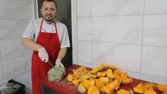 İzmit Belediyesi, kendi ürettiği kabakları tatlı olarak vatandaşların beğenisine sundu