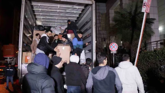 İzmit Belediyesi'nin 2 yardım tırı afet bölgesine ulaşmak üzere