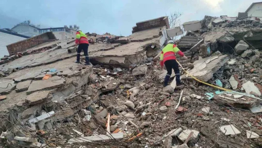 İzmit Belediyesi'nin 2 yardım tırı afet bölgesine ulaşmak üzere