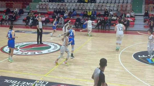 İzmit Belediyespor, Yalova'yı devirip seriyi 12 maça çıkardı