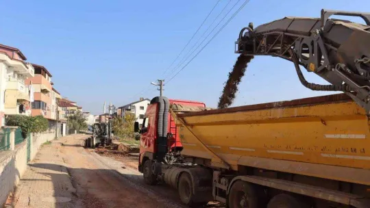 İzmit'te asfalt çalışmaları devam ediyor