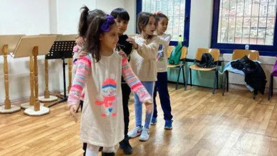 İzmit'te minikler drama eğitimi alıyor