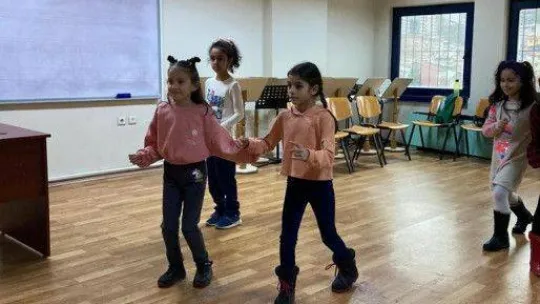 İzmit'te minikler drama eğitimi alıyor
