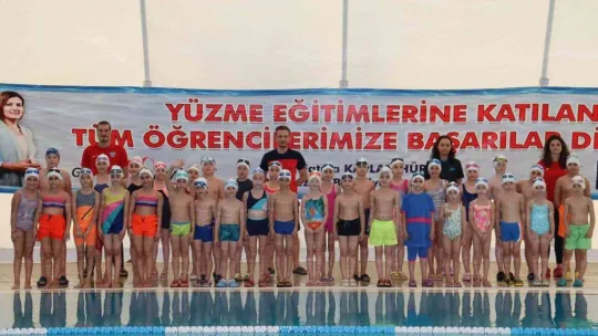 İzmit'te minikler yüzücü olabilmek için çalışıyor