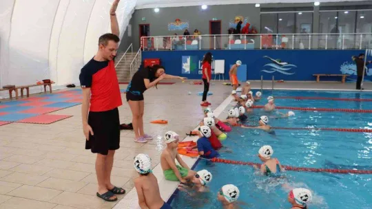 İzmit'te minikler yüzücü olabilmek için çalışıyor