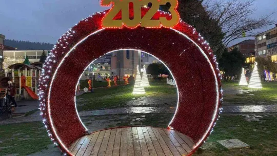 İzmit, yılbaşı öncesi renk cümbüşüne döndü