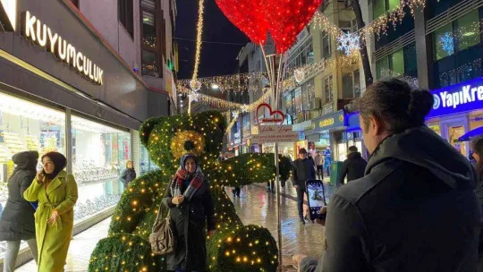 İzmit, yılbaşı öncesi renk cümbüşüne döndü