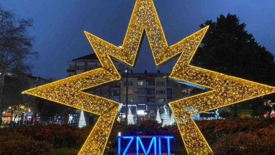 İzmit, yılbaşı öncesi renk cümbüşüne döndü