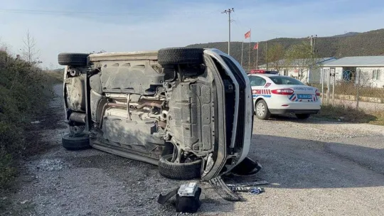 İznik'te otomobil şarampole uçtu: 2 yaralı