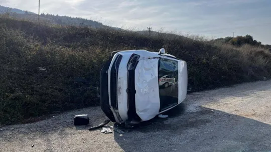 İznik'te otomobil şarampole uçtu: 2 yaralı