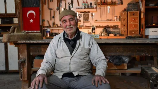 İznik'te yarım asırdır ahşaba şekil veriyor