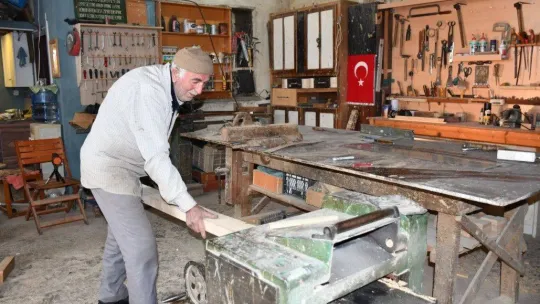 İznik'te yarım asırdır ahşaba şekil veriyor