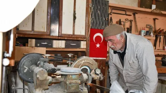 İznik'te yarım asırdır ahşaba şekil veriyor