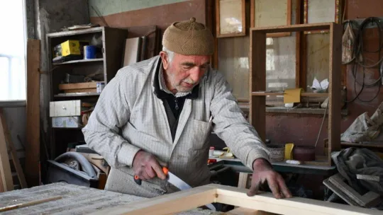 İznik'te yarım asırdır ahşaba şekil veriyor