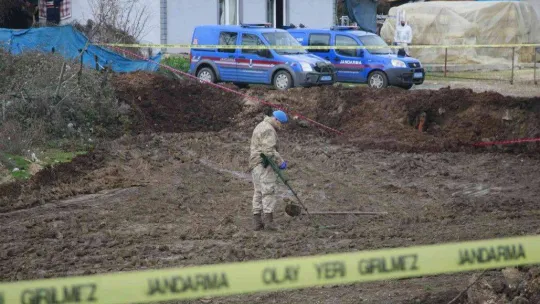Jandarma dedektörle cinayetin işlendiği suç aletini arıyor