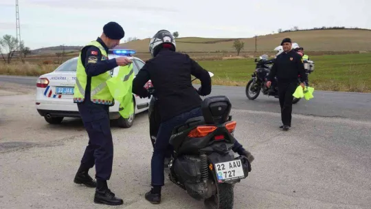 Jandarma ekipleri, motosiklet sürücülerine 'Reflektif' yelek dağıttı