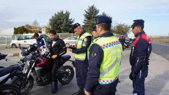 Jandarma ekipleri, motosiklet sürücülerine 'Reflektif' yelek dağıttı