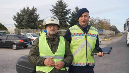 Jandarma ekipleri, motosiklet sürücülerine 'Reflektif' yelek dağıttı