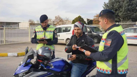 Jandarma ekipleri, motosiklet sürücülerine 'Reflektif' yelek dağıttı