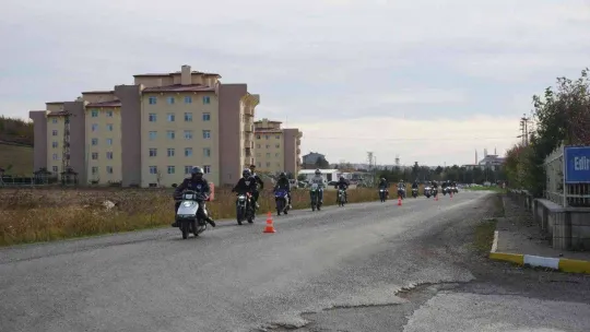 Jandarma ekipleri, motosiklet sürücülerine 'Reflektif' yelek dağıttı