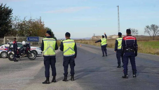 Jandarma ekipleri, motosiklet sürücülerine 'Reflektif' yelek dağıttı
