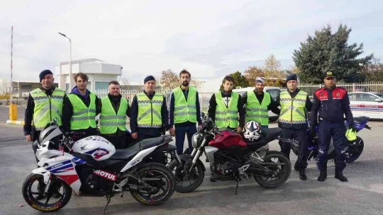 Jandarma ekipleri, motosiklet sürücülerine 'Reflektif' yelek dağıttı