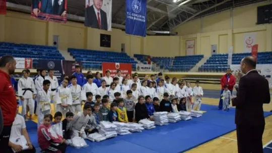 Judo sporcuları birlikte antrenman yaptı