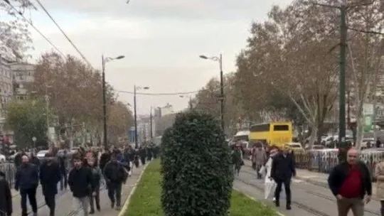 Kabataş-Bağcılar tramvay hattında arıza: Yolcular raylar üzerinde yürüdü