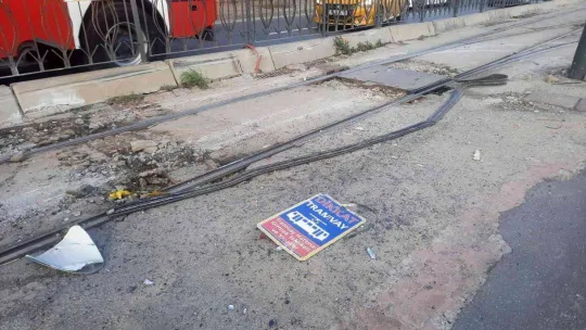 Kabataş'ta tramvay raydan çıktı: 4 yaralı