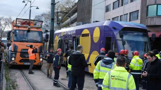 Kabataş'ta tramvay raydan çıktı: 4 yaralı