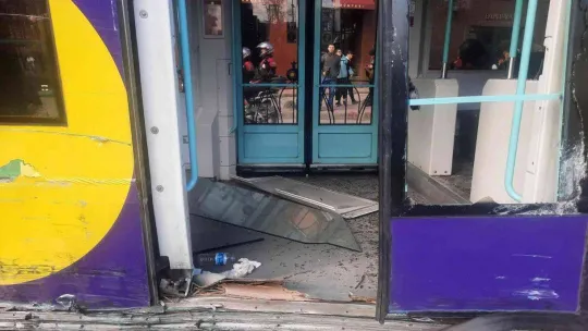 Kabataş'ta tramvay raydan çıktı: 4 yaralı