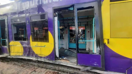 Kabataş'ta tramvay raydan çıktı: 4 yaralı