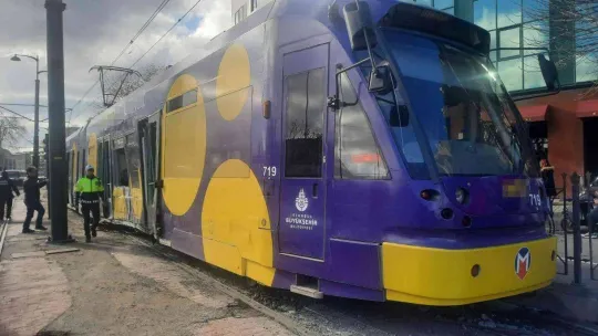 Kabataş'ta tramvay raydan çıktı: 4 yaralı