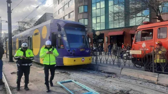 Kabataş'ta tramvay raydan çıktı: 4 yaralı