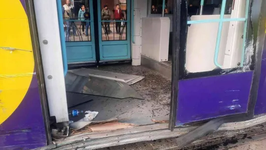 Kabataş'ta tramvay raydan çıktı: 4 yaralı