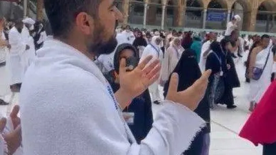 Kabe'de Müslümanlar depremzedeler için dua etti