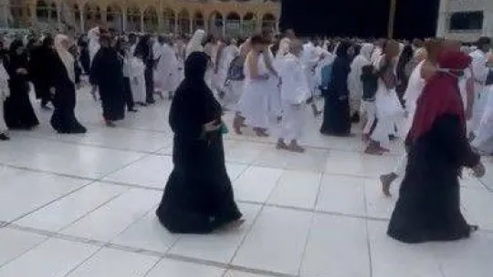 Kabe'de Müslümanlar depremzedeler için dua etti
