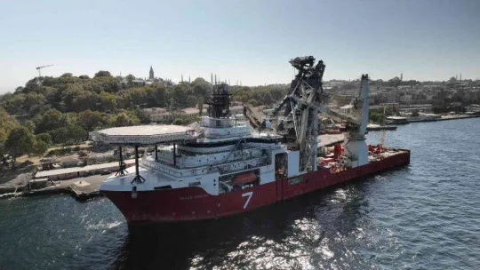 Kabloları denizin tabanına döşeyecek gemi İstanbul'a demirledi