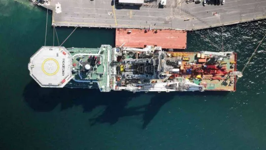 Kabloları denizin tabanına döşeyecek gemi İstanbul'a demirledi